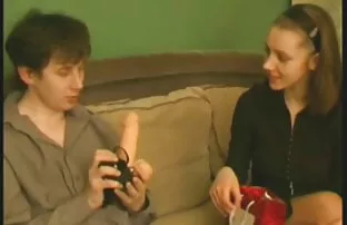 XXX دو دانش آموز عكس كير و كون از یک همسایه سرگرم کننده با یکی از اعضا بازدید کردند