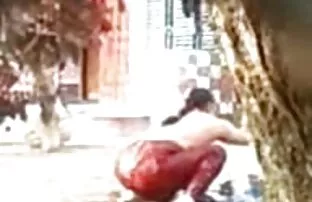 XXX دختری لاغر و حساس که در توالت دراز کشیده روی ادرار کیرکلفت خوردنی ادرار می کند