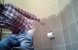 XXX دختر برهنه با عكس كير در كوس هندوانه در بالکن