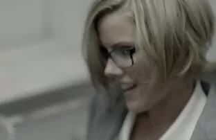 XXX جوجه برنزه عكس كس شهواني مانع از پاشنه پا می شود