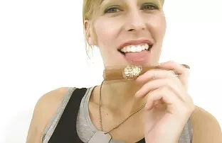 XXX مکش کیر کس متحرک عمیق از یک سبزه شلوغ