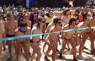 XXX بلوند جوان گربه را در یک کافه نشان عكس سكسى خارجى داد