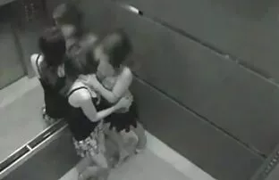 XXX دختر سکسی که از رابطه جنسی عكس كير تو كوس روی میز لذت می برد