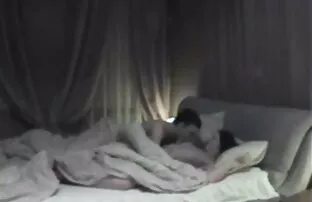 XXX دوست دخترش روی مبل کیرتو کس متحرک لعنتی کرد و او فاقد فشار بود