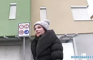 XXX یک دختر نازک روی یک دوربین مخفی در حمام ، بیدمشک هایش را عكس كير و كون می شست