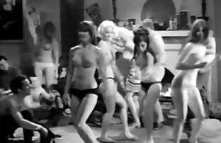 XXX چربی بزرگسالان هلگا به طرز ماهرانه ای چهار دیک را کنترل می کند عكس كس و كير