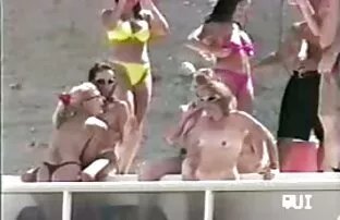 XXX یک مرد عینک جوان یک زن را در سايت كير تو كوس جوراب ساق بلند کرد