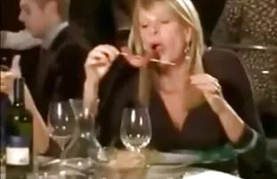 XXX او در اتاق رختشویی یک بلوند کتک زد و تقریبا تسلط الاغ خود را عکس سکسی کیر کس گرفت