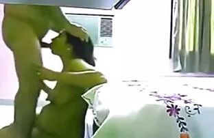 XXX دو جوجه جوان روی یک اندام ، اما عکس کیرکوس کون این جسورانه نیست؟