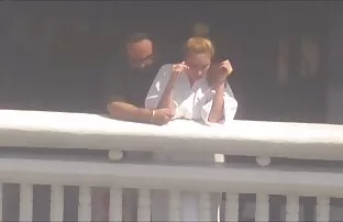 XXX دوست دختر با صدای بلند روی عكس كير توكس مبل انگشت می زند و جمع می شود