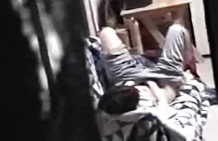 XXX در بوته نشستم تا عكس كير داخل كوس ادرار کنم و به دو مرد دویدم