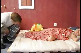 XXX او در مطب ماند و مقعد را روی یک مبل کیرتو کس خفن چرمی بست