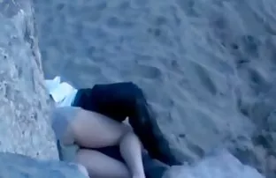 XXX پیراهنهای بلوند تحت فشار تنه کیرکلفت خوردنی سیاه در بیدمشک