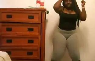 XXX سبزه با نواختن بازی می عکس متحرک کیر و کوس کند و با ویبراتورها خودارضایی می کند